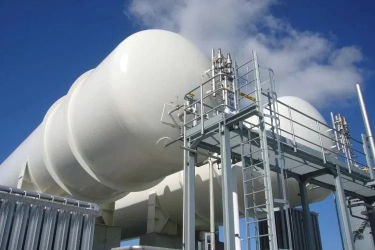 Tanques e estruturas metálicas de uma instalação industrial